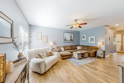 Image de Light-filled townhome with shaded deck, walk to Bonaventure Cemetery