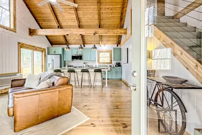 Image de The Treehouse | Forest cabin in Blairsville with expansive deck & fireplace