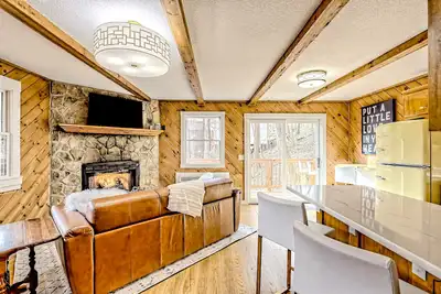Image de The Retro | Forest cabin in Blairsville with fireplace, deck & great location