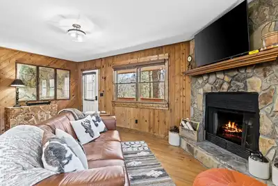 Image de The Classic | Forest cabin with wraparound deck, fireplace & great location