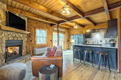 Image de The Industrial | New woodland cabin in Blairsville with great deck & fireplace