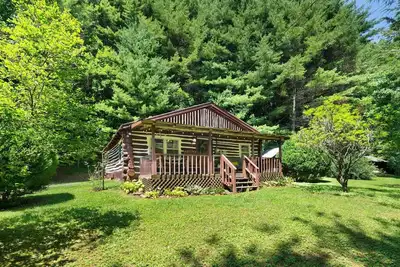 Image de King Bed • Covered Rocking Chair Porch • Peaceful