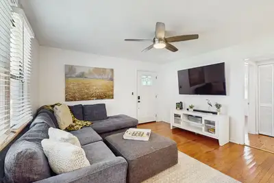 Image de Dog-friendly bungalow with a fenced yard, deck, washer/dryer, & Ac