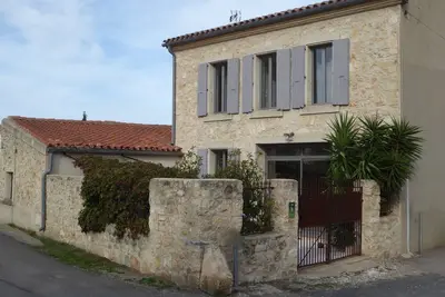 Image de Ancienne bâtisse en pierre dans la tradition des maisons vigneronnes.