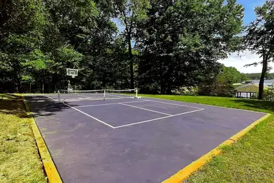 Image de Lakefront home in private location with dock, firepit, game room & Pickleball