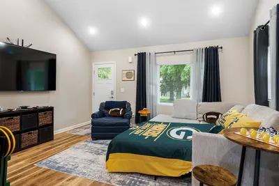 Image de Cental location, walk to Lambeau, large patio, party garage