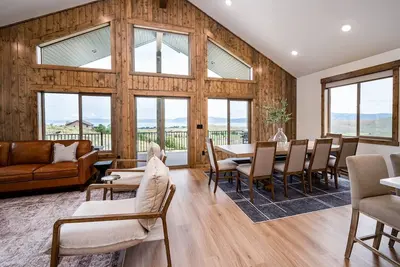 Image de BlackBeary Cabin on Bear Lake | Hot Tub | 2 LRs