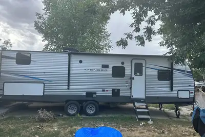 Image de 33’ pet friendly Tavel Trailer, sleeps 10. Great for families.