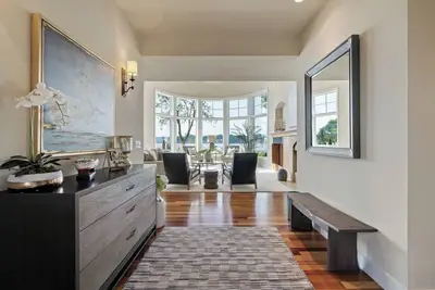 Image de The Luxury Lake Minnetonka Home, Hot Tub, Captain Services, 4 Bedrooms, on lake