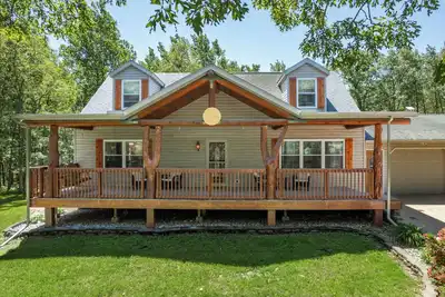 Image de Pet-Friendly 5br 3. 5ba Cabin on 6-acres Sleeps 15, Game Room, Deck, Dells 10min