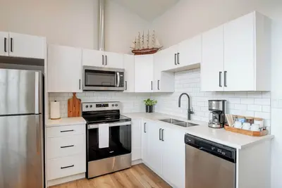 Image de Squeaky clean brand new 2 bedroom close to major routes.