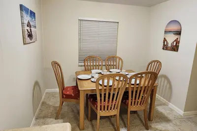Image de Large, cozy and convenient king bed 1/1 + office/den villa - 1 mile from beach!