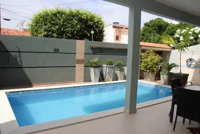 Image de Beautiful mansion with swimming pool, barbecue, garage, suite and whirlpool.