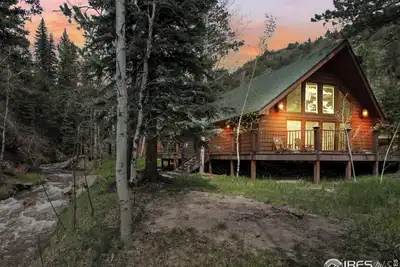 Image de Riverfront Updated Cabin Close to Estes Park New Hot Tub 3 Private Acres Pet Ok