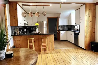 Image de Rustic cabin-inspired residence. \n