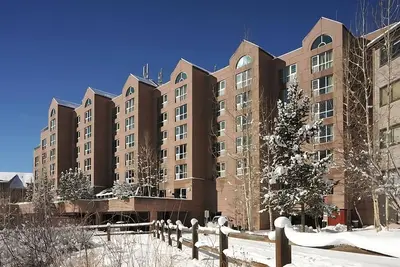 Image de Thrilling Ski Experience! Four Units, Breakfast, Shuttle, Outdoor Jacuzzi!