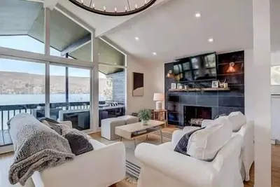 Image de Explore a Luxurious Lakefront Dream Home