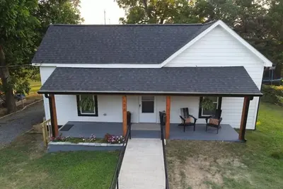 Image de Cozy Downtown Fort Mill. . . 1/2 block to Main Street Restaurants* (3 bd, 2 ba)