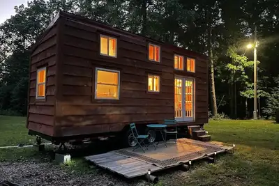 Image de Charming 1-Bed Tiny House: Oasis with Patio & WiFi- Isha Inst only 9 min away