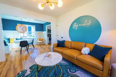 Image de New Skyline Bungalow - Steps to Downtown