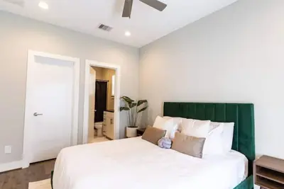 Image de Aesthetic Vibes in the City w/ 3 Beds + Prvt Patio\n