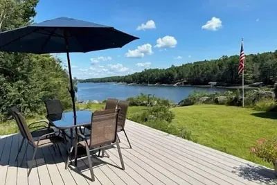 Image de Spectacular sunrises, cozy vintage home on the water in Wiscasset, Me-Adults only