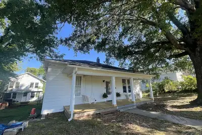 Image de Historic house on broad walk to town