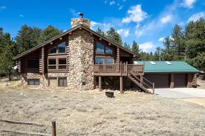 Image de New Indian Paintbrush Log Cabin -Sleeps 12+ on scenic horse ranch with views!