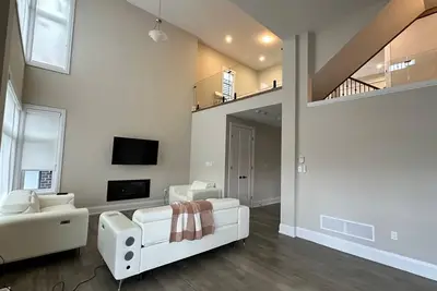 Image de Stunning 4-Bed, 3. 5-Bath Detach