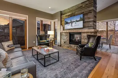 Image de Gondola Pointe, Private Hot Tub, Winter Shuttle, Ski Locker, Beautifully Designed Townhome