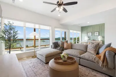 Image de Labor Day Open, Panoramic Lake Views, Private Hot Tub, Free Sdc Tickets, Stunning Decor