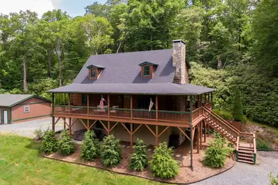 Image de Rhododendron Rendezvous - Incredible home in Blowing Rock with fire pit, hot tub, total privacy!