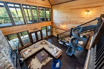 Image de Luxury Aviation-Themed Cabin with Breathtaking Views in Ok! , Pilot's Creek Cabin for 18 Flight Sim I