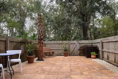 Image de Family Friendly Condo minutes to beach w/ large pool and private outdoor space.