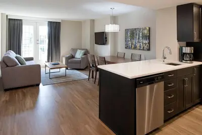 Image de Delta Grand 2 Bedroom Condo full kitchen sleeps 6 partial lake view - Renovated