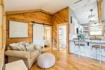 Image de The Coop | Woodland cabin in Blairsville with wraparound porch & fireplace