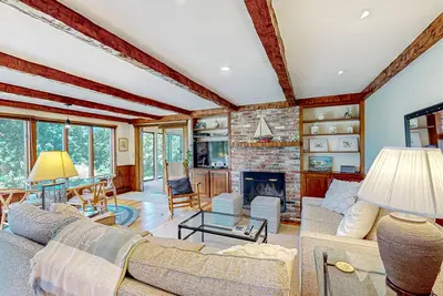 Image de Dog-friendly, custom-designed home with 180-degree salt marsh view & 2 decks