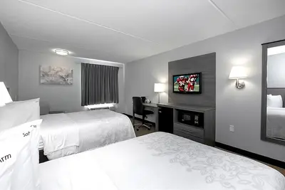 Image de Affordable Room w/2 Beds! Close to Gillette Stadium! Pet Friendly, Outdoor Pool!