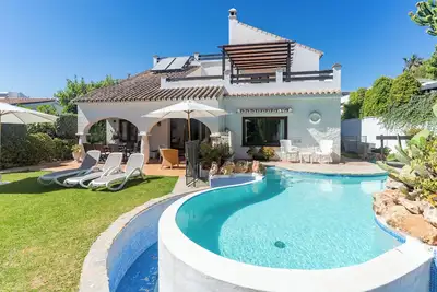 Image de Villa 'By The Beach 5 Bedrooms' avec vue sur la mer, Wi-Fi et climatisation