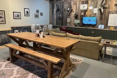 Image de Metal Building Lodge\nSleeps 16 - Rustic