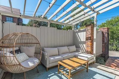 Image de Stylish King Retreat Near 5 Points with Patio