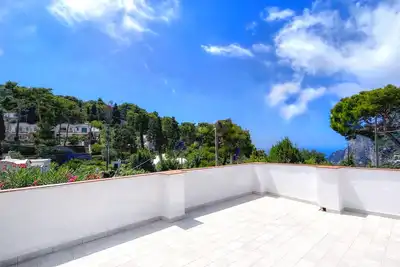 Image de Laura Capri House. Cozy and bright house with terrace and view