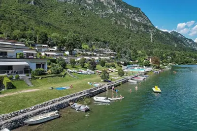 Image de With terrace directly on the lake