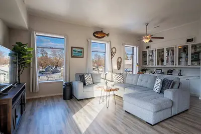 Image de Downtown Spirit Lake’s Only Rooftop Haven