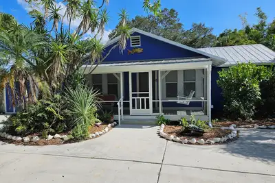 Lake front Conch Cottage  - Steps to Old Naples!