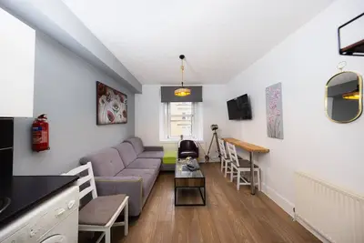 Image de Cozy City Centre 2 Bedroom Apt by the Meadows! 6
