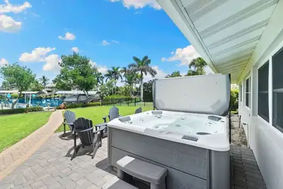 Image de Serene Bayfront Stay • Dock • Hot Tub • Near Beach