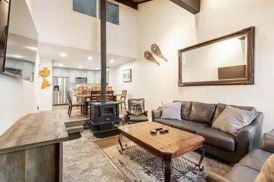 Image de Gorgeous townhome located in the heart of town near shuttle