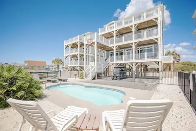 Image de Lighthouse: Oceanfront with Pool and Elevator Near Fishing Pier