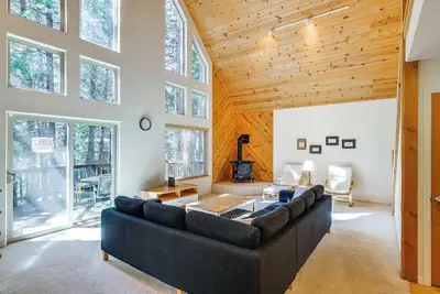 Image de 4 Mi to Big Trees: Spacious Vacation Rental Cabin!